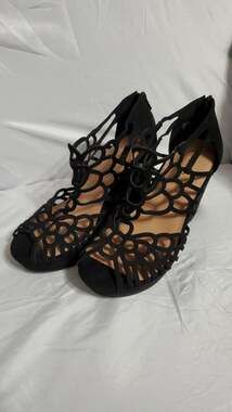 NWT Torrid Black Faux Suede Laser Cut Circle Platform Wedge Sandals Size 11W
